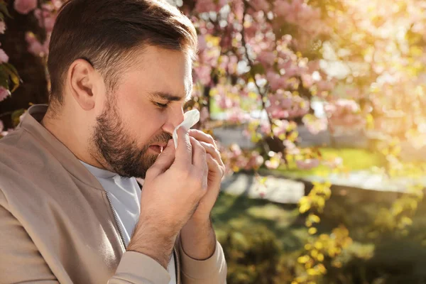 Homem Que Sofre Alergia Pólen Sazonal Perto Árvore Florescente Livre — Fotografia de Stock