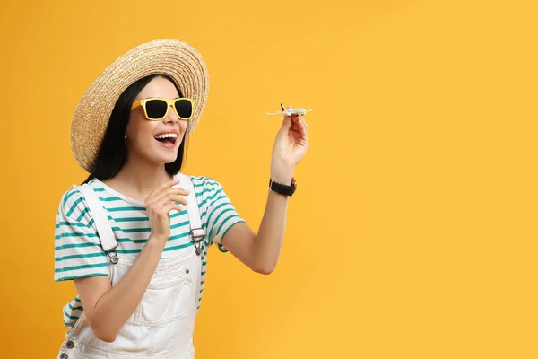Turista Femenina Feliz Con Avión Juguete Sobre Fondo Amarillo Espacio — Foto de Stock