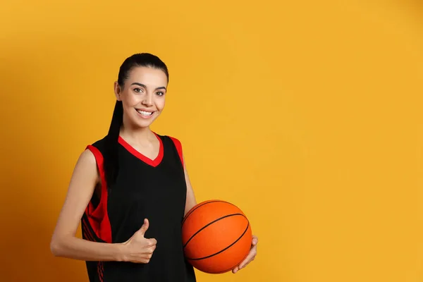 Basketballspieler Mit Ball Auf Gelbem Hintergrund Raum Für Text — Stockfoto