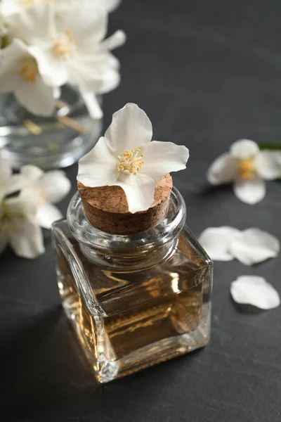 Aceite Esencial Jazmín Flores Frescas Sobre Mesa Gris Oscuro — Foto de Stock