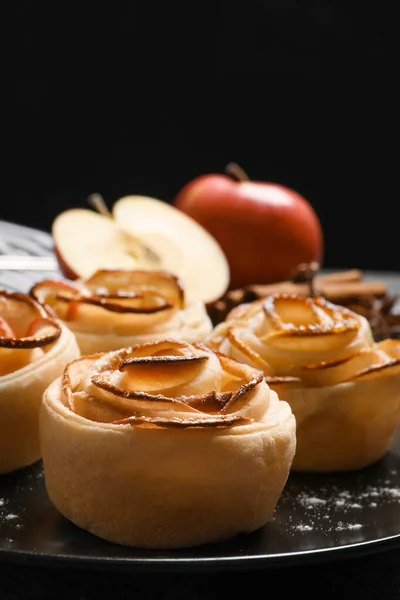 Vers Gebakken Appelrozen Zwarte Achtergrond Prachtig Dessert — Stockfoto