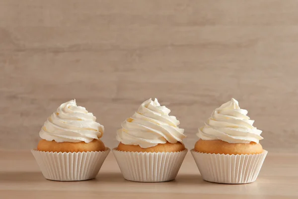 Heerlijke Cupcakes Met Witte Room Houten Tafel — Stockfoto