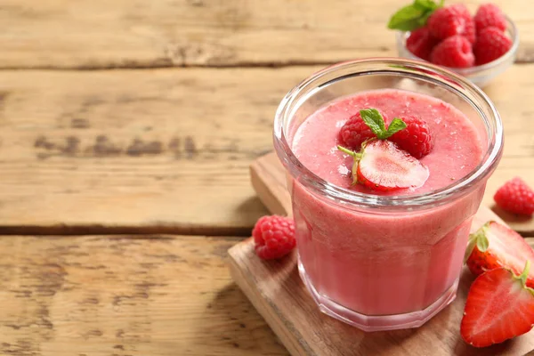 Mousse Baga Deliciosa Com Hortelã Mesa Madeira Espaço Para Texto — Fotografia de Stock