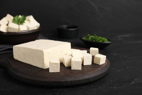 Delicioso Tofu Tábua Madeira Mesa Preta — Fotografia de Stock