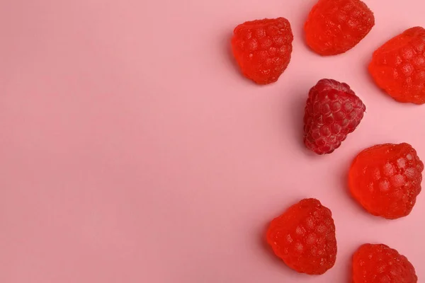 Bomboane Delicioase Zmeură Fructe Proaspete Fundal Roz Așezate Plate Spațiu — Fotografie, imagine de stoc