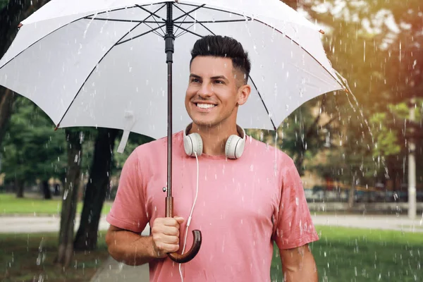 Muž Deštníkem Kráčející Pod Deštěm Parku — Stock fotografie