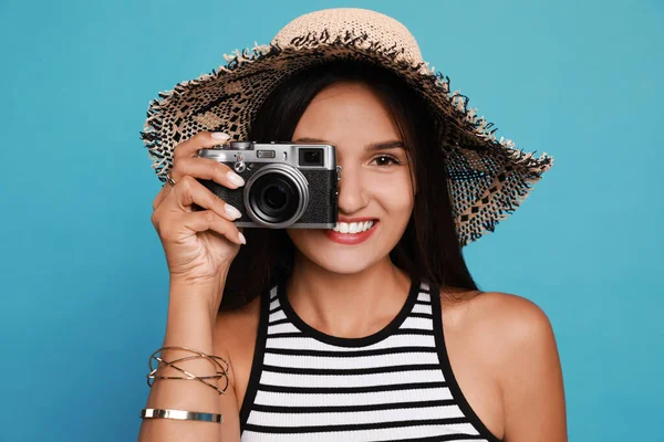 Elegante Bolso Playa Rayas Sobre Fondo Rojo Vista Superior Espacio — Foto de Stock