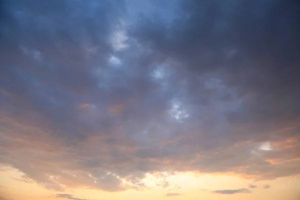 Pittoresk Utsikt Över Himlen Med Moln Vid Solnedgången — Stockfoto