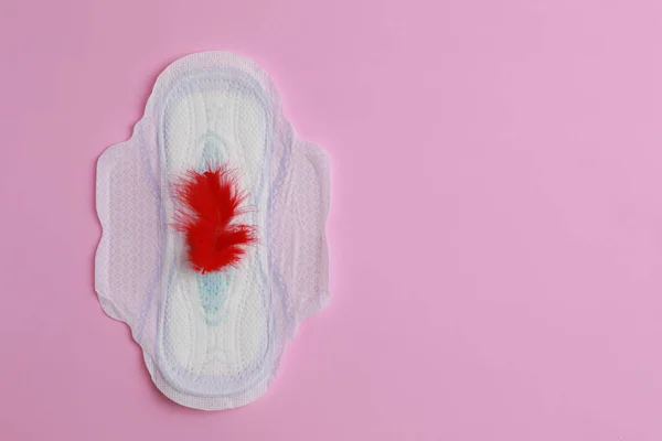 Menstrual Pad Dan Bulu Pada Latar Belakang Merah Muda Pandangan — Stok Foto