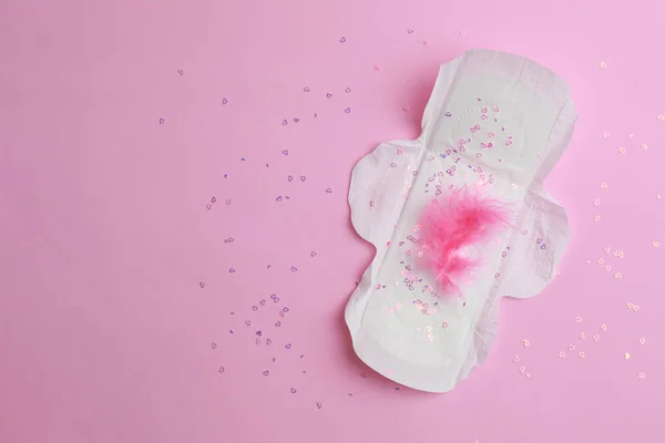 Menstruationspolster Und Konfetti Auf Rosa Hintergrund Draufsicht Raum Für Text — Stockfoto