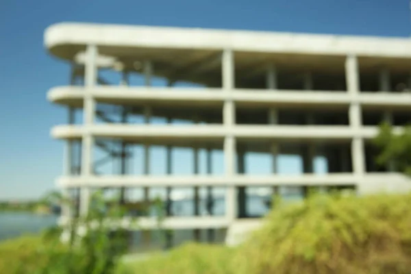 Wazig Zicht Onafgewerkt Gebouw Tegen Blauwe Lucht — Stockfoto