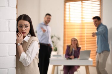 İş arkadaşları ofisteki meslektaşlarına sataşıyor.