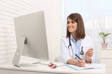 Klinikteki masada çocuk doktoruna danışmanlık yapıyorum.