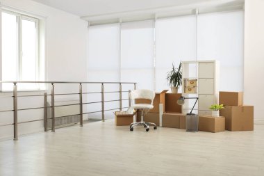 Karton kutular, yeni ofiste paketlenmiş eşyalar, mesaj için yer. Taşınma günü