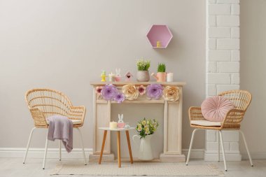 Dekoratif şömine. Kapalı alanda güzel bahar dekorasyonu var. İç tasarım