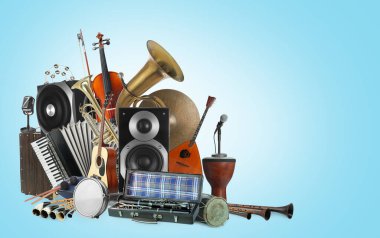 Açık mavi arkaplanda farklı müzik araçları grubu