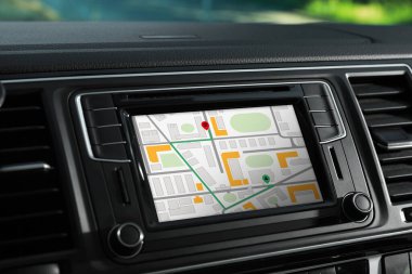 Modern otomobilde navigasyon sistemi olan gösterge panelinin yakın görüntüsü