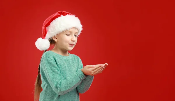 Щаслива Маленька Дитина Санта Каті Червоному Тлі Свято Різдва — стокове фото