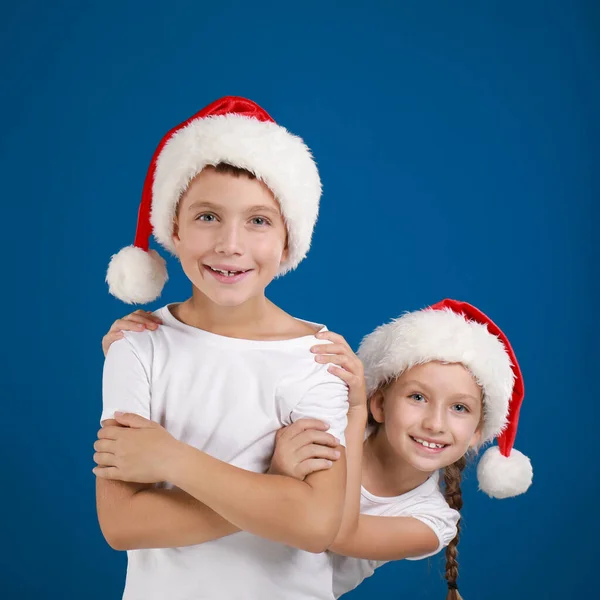 Criança Feliz Com Chapéu Pai Natal Fundo Vermelho Celebração Natal — Fotografia de Stock