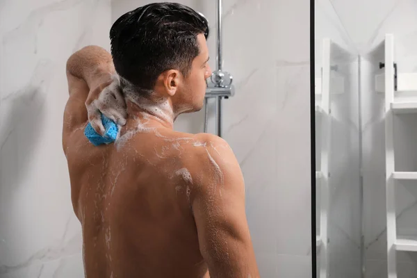 Bonito Homem Com Esponja Tomando Banho Casa — Fotografia de Stock