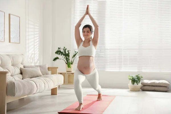 Femeie Însărcinată Care Practică Yoga Acasă — Fotografie, imagine de stoc