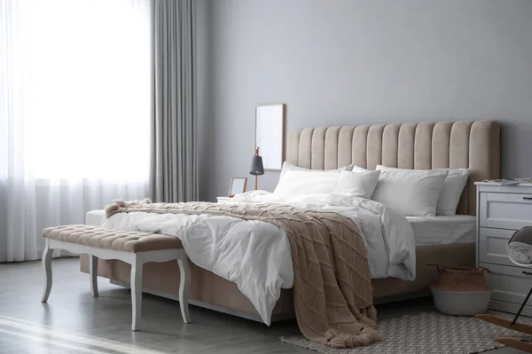 Cómoda Cama Con Sábanas Blancas Limpias Interior — Foto de Stock