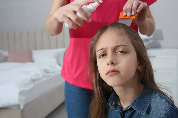 Mutter Benutzt Hause Kamm Und Spray Auf Die Haare Der — Stockfoto