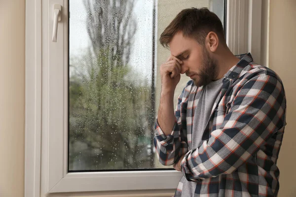 Hombre Deprimido Cerca Ventana Casa Espacio Para Texto — Foto de Stock