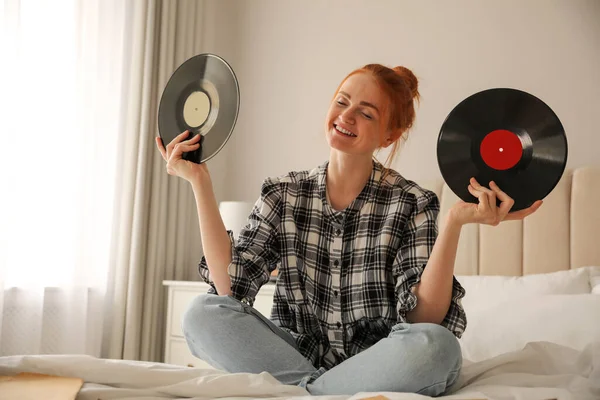 Yatak Odasında Pikabıyla Müzik Çalmak Için Vinil Diski Seçen Genç — Stok fotoğraf