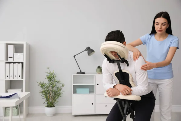 Homem Recebendo Massagem Cadeira Moderna Dentro Casa — Fotografia de Stock