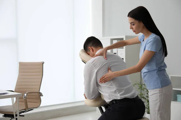 Homem Recebendo Massagem Cadeira Moderna Dentro Casa — Fotografia de Stock