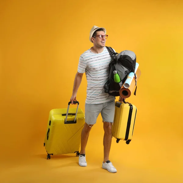 Turista Masculino Com Mochila Viagem Malas Fundo Amarelo — Fotografia de Stock