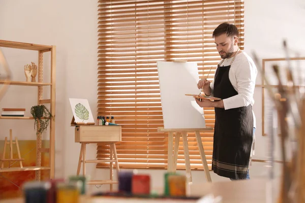 Joven Pintando Sobre Caballete Con Pincel Estudio Artista — Foto de Stock