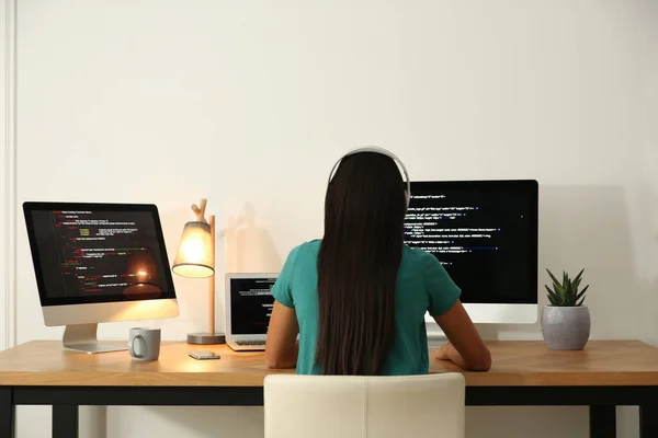 Programmer Headphones Working Desk Office — Stock Photo, Image