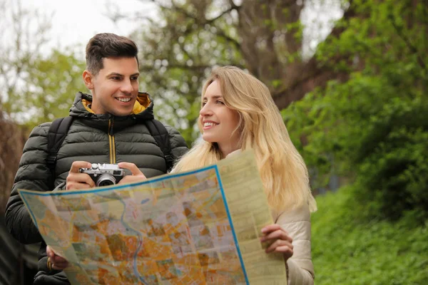 Några Turister Med Karta Planering Resa Parken — Stockfoto