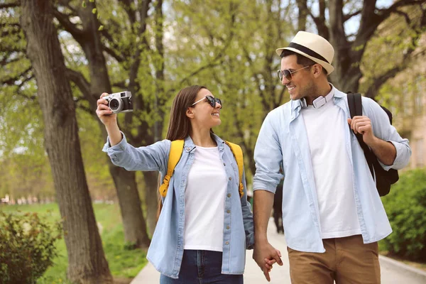 Gelukkige Paar Toeristen Met Camera Straat — Stockfoto