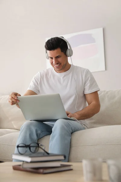 Homem Com Laptop Fones Ouvido Sentado Sofá Casa — Fotografia de Stock