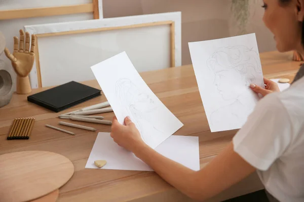 Jonge Vrouw Met Portrettekeningen Aan Tafel Binnen Close — Stockfoto