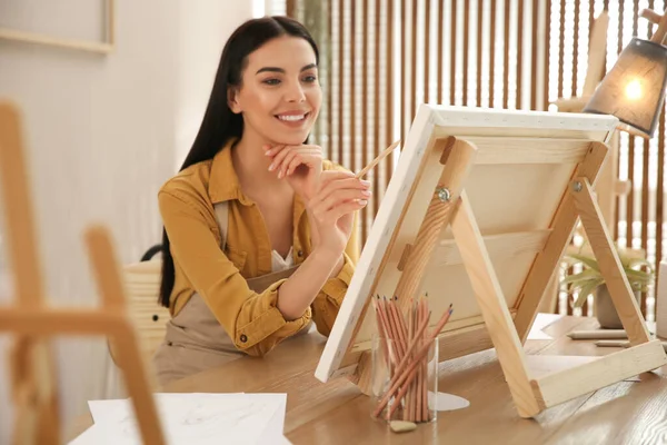 Giovane Donna Disegno Cavalletto Con Matita Tavola Casa — Foto Stock