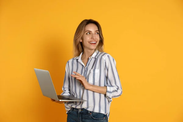 Jeune Femme Avec Ordinateur Portable Moderne Sur Fond Jaune — Photo