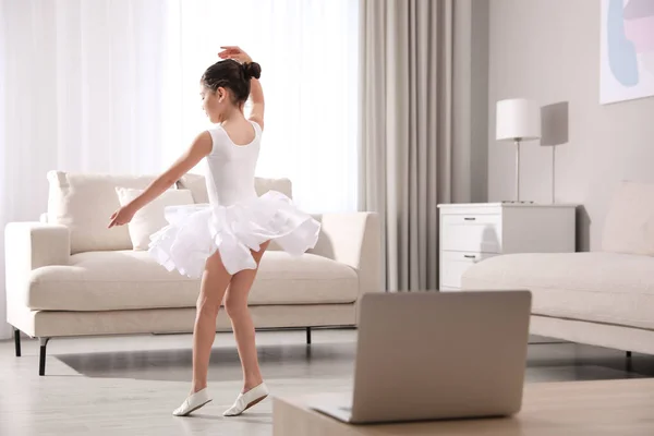 Lindas Niñas Tomando Clases Baile Línea Casa — Foto de Stock