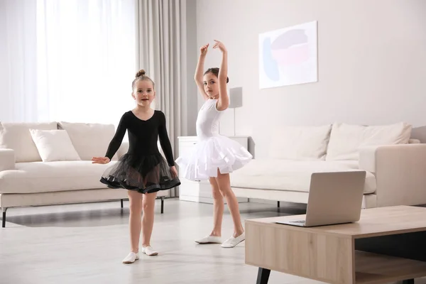 Niedliche Kleine Mädchen Nehmen Online Tanzkurs Hause — Stockfoto