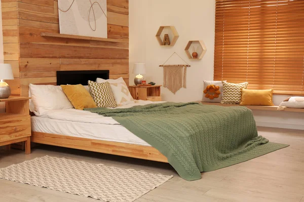 Büyük Rahat Bir Yatağı Olan Şık Bir Oda — Stok fotoğraf