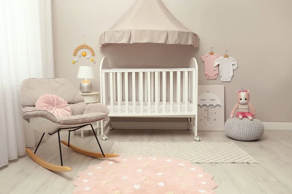 Moderne Babyzimmereinrichtung Mit Stilvollem Kinderbett — Stockfoto