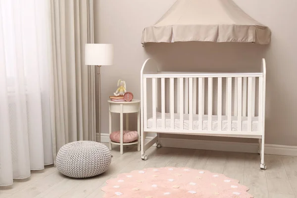 Moderne Babyzimmereinrichtung Mit Stilvollem Kinderbett — Stockfoto