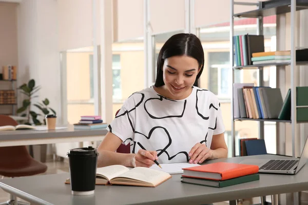 Ung Kvinna Studerar Vid Bordet Biblioteket — Stockfoto