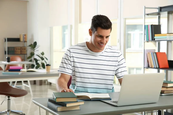 Man Dengan Laptop Belajar Meja Perpustakaan — Stok Foto