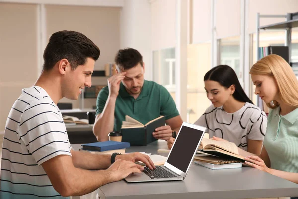 Jóvenes Discutiendo Proyecto Grupo Mesa Biblioteca —  Fotos de Stock