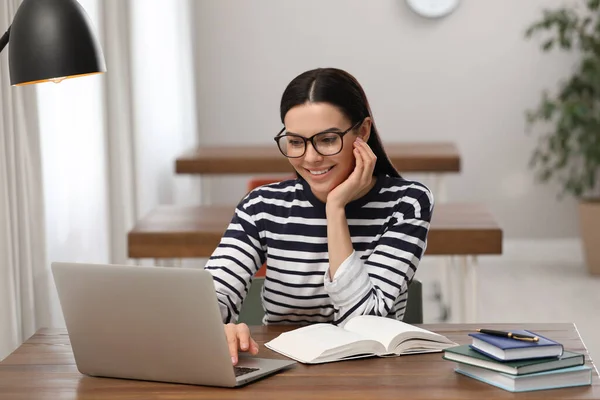 Jonge Vrouw Met Laptop Studeert Aan Tafel Bibliotheek — Stockfoto