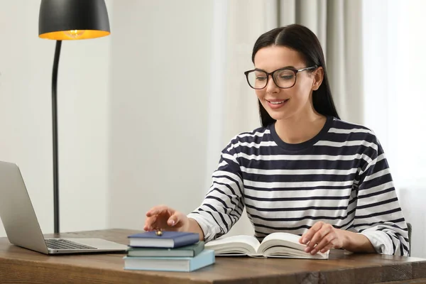 Dizüstü Bilgisayarı Olan Genç Bir Kadın Kütüphanede Ders Çalışıyor — Stok fotoğraf